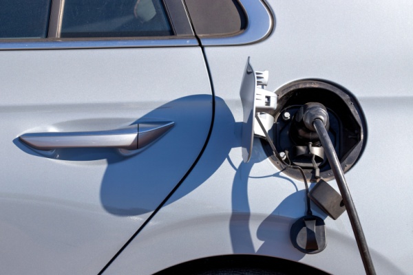 Recharge des véhicules électriques : un crédit d’impôt restrictif ?